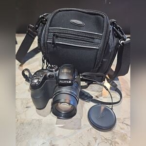 FujiFilm FinePix S1000 10.0MP‎ Stabilized Zoom Digital Camera 12x Zoom S …